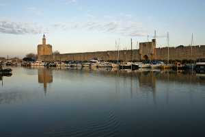 Vue de la cité médiévale d'Aigues-Mortes depuis le port
